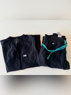 Figs Womens Black V-Neck Short Sleeve Scrub Tee and Jogger bottoms Black Set